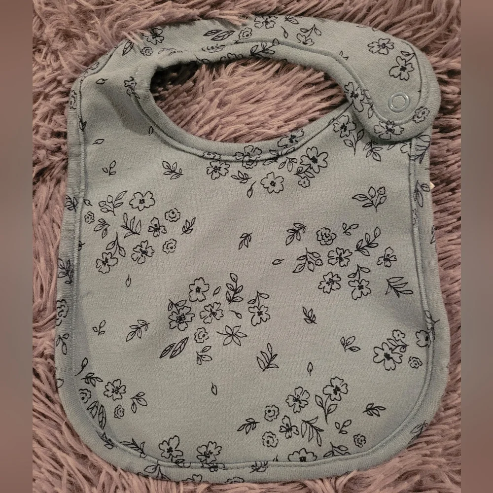 NWOT 5 Assorted Baby Bib Set